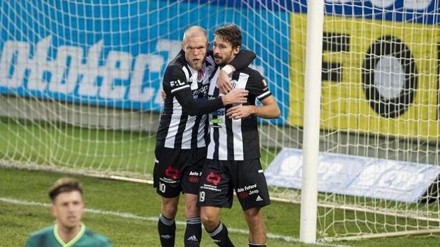 Budějovičtí hráči Mick Van Buren a Patrik Brandner (vpravo) se radují z vyrovnávacího gólu. Budějovičtí hráči Mick Van Buren a Patrik Brandner (vpravo) se radují z vyrovnávacího gólu.