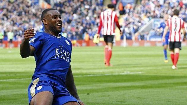 Wes Morgan oslavuje branku do sítě Southamptonu. Wes Morgan oslavuje branku do sítě Southamptonu.