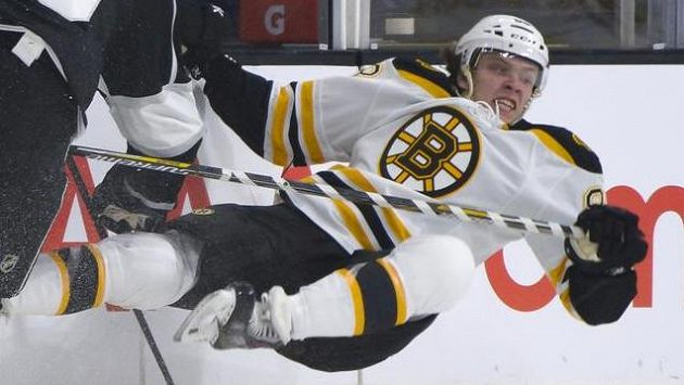 Útočník Bostonu David Pastrňák už poznal tvrdost zámořské NHL. Útočník Bostonu David Pastrňák už poznal tvrdost zámořské NHL.
