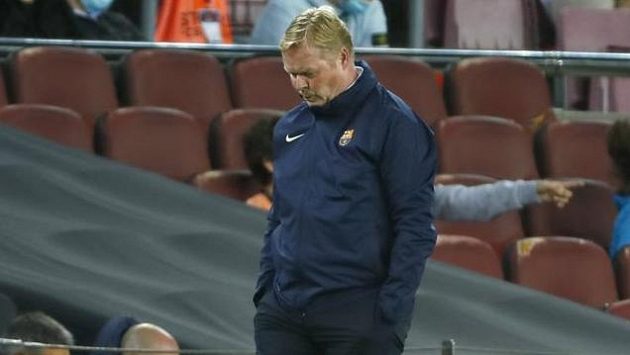 Zamyšelný kouč Barcelony Ronald Koeman během zápasu s Granadou. Zamyšelný kouč Barcelony Ronald Koeman během zápasu s Granadou.