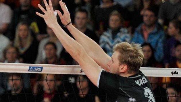 Finále play off volejbalové extraligy mužů Liberec - České Budějovice. Marek Beer (vlevo) z Liberce a Radek Mach z Českých Budějovic. Finále play off volejbalové extraligy mužů Liberec - České Budějovice. Marek Beer (vlevo) z Liberce a Radek Mach z Českých Budějovic.