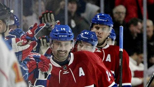 Tomáš Plekanec (14) z Montrealu po gólu proti Calgary. Tomáš Plekanec (14) z Montrealu po gólu proti Calgary.