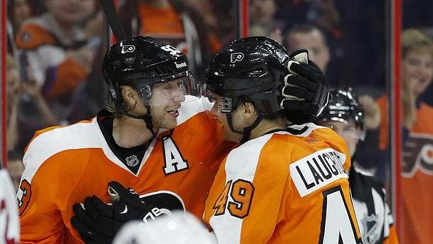Scott Laughton (49) dal čvrtý gól Philadelphie proti New Jersey a slavil s Jakubem Voráčkem (93). Scott Laughton (49) dal čvrtý gól Philadelphie proti New Jersey a slavil s Jakubem Voráčkem (93).