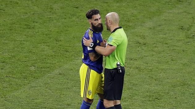 Švédský fotbalista Jimmy Durmaz (vpravo) v diskuzi s rozhodčím v utkání s Německem. Švédský fotbalista Jimmy Durmaz (vpravo) v diskuzi s rozhodčím v utkání s Německem.