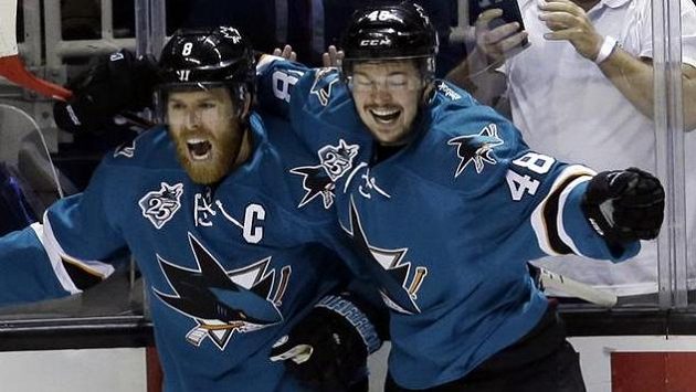 Tomáš Hertl (vpravo) a Joe Pavelski se radují z gólu v síti St. Louis. Tomáš Hertl (vpravo) a Joe Pavelski se radují z gólu v síti St. Louis.