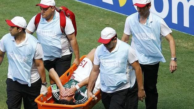 Mexický obránce Héctor Moreno opuští trávník stadiónu ve Fortaleze se zlomeninou holenní kosti na nosítkách. Mexický obránce Héctor Moreno opuští trávník stadiónu ve Fortaleze se zlomeninou holenní kosti na nosítkách.