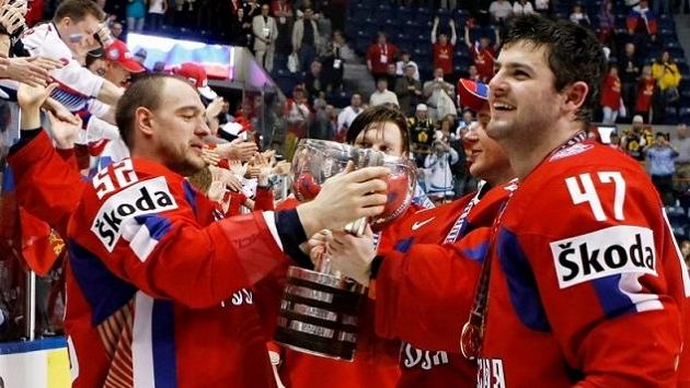 Ruští hokejisté Andrej Markov (vlevo) a Alexandr Radulov s titulem pro mistry světa ze šampionátu v roce 2008. Ruští hokejisté Andrej Markov (vlevo) a Alexandr Radulov s titulem pro mistry světa ze šampionátu v roce 2008.