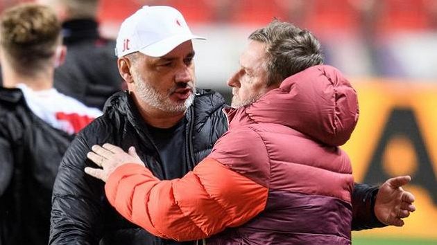 Trenér Slavie Praha Jindřich Trpišovský a trenér Sparty Praha Pavel Vrba po derby. Trenér Slavie Praha Jindřich Trpišovský a trenér Sparty Praha Pavel Vrba po derby.