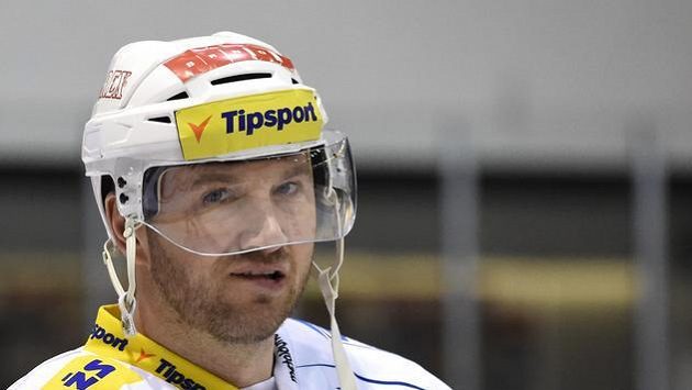 Petr Ton rozhodl v nájezdech o výhře Kladna na Slavii. Petr Ton rozhodl v nájezdech o výhře Kladna na Slavii.