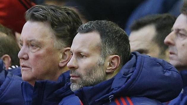 Louis van Gaal a asistent Ryan Giggs během zápasu na Anfield Road. Louis van Gaal a asistent Ryan Giggs během zápasu na Anfield Road.