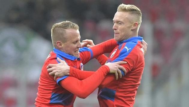 Roman Procházka (vpravo) z Plzně se raduje z prvního gólu spolu s Davidem Limberským. Roman Procházka (vpravo) z Plzně se raduje z prvního gólu spolu s Davidem Limberským.