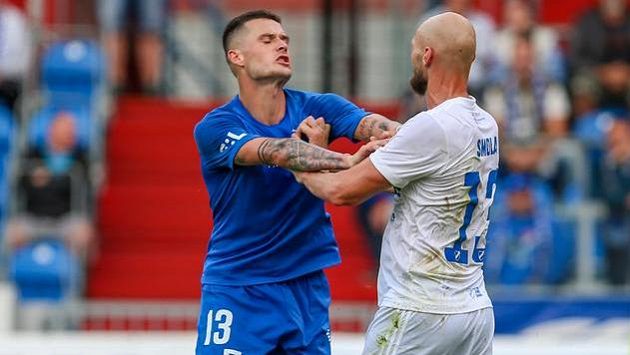 Simulante! Roman Potočný z Liberce a Tomáš Smola z Baníku. Simulante! Roman Potočný z Liberce a Tomáš Smola z Baníku.