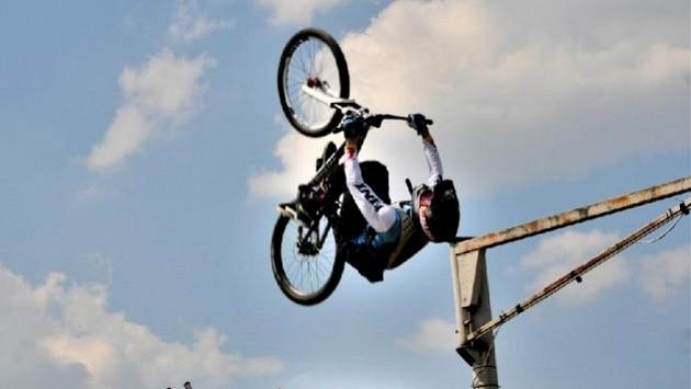 Freestyle motokrosař Libor Podmol v akci. Freestyle motokrosař Libor Podmol v akci.