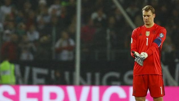 Německý brankář Manuel Neuer při utkání se Severním Irskem. Německý brankář Manuel Neuer při utkání se Severním Irskem.