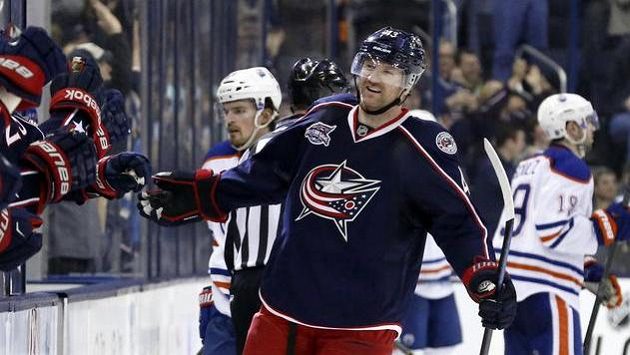 Scott Hartnell (43) z Columbusu při utkání s Edmontonem. Scott Hartnell (43) z Columbusu při utkání s Edmontonem.