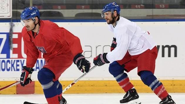 Obránci Jan Kolář (vlevo) a Michal Jordán na tréninku české hokejové reprezentace v přípravě na olympijské hry v Pchjongčchangu. Obránci Jan Kolář (vlevo) a Michal Jordán na tréninku české hokejové reprezentace v přípravě na olympijské hry v Pchjongčchangu.