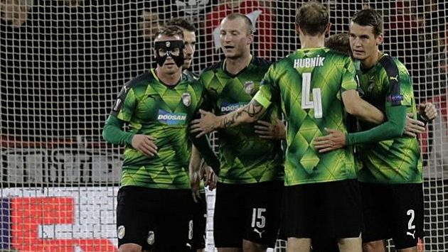 Radost fotbalistů Viktorie Plzeň po gólu Lukáše Hejdy (zcela vpravo). Radost fotbalistů Viktorie Plzeň po gólu Lukáše Hejdy (zcela vpravo).