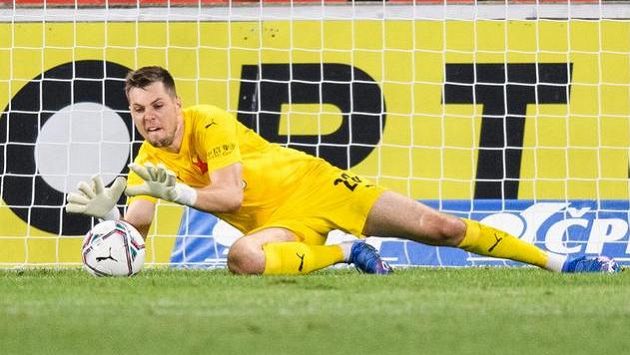 Brankář Slavie Praha Aleš Mandous zasahuje během utkání se Slováckem. Brankář Slavie Praha Aleš Mandous zasahuje během utkání se Slováckem.