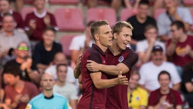 Bořek Dočkal a Lukáš Juliš (vpravo) se radují ze vstřeleného gólu proti Slovácku. Bořek Dočkal a Lukáš Juliš (vpravo) se radují ze vstřeleného gólu proti Slovácku.