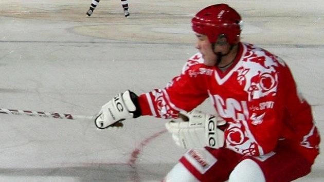 Viktor Ťumeněv během utkání hokejových legend. Viktor Ťumeněv během utkání hokejových legend.