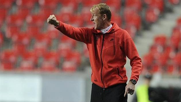 Kouč Brna Richard Dostálek udílí taktické pokyny během zápasu se Slavii. Kouč Brna Richard Dostálek udílí taktické pokyny během zápasu se Slavii.