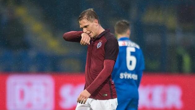 Vyloučený sparťan Bořek Dočkal opouští hřiště během utkání v Liberci. Vyloučený sparťan Bořek Dočkal opouští hřiště během utkání v Liberci.