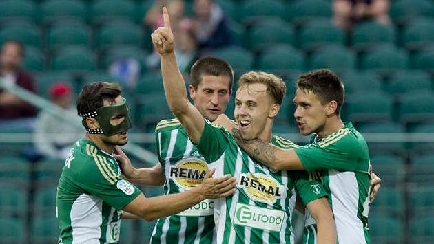 Martin Hašek z Bohemians (druhý zprava) se raduje se svými spoluhráči z gólu. Martin Hašek z Bohemians (druhý zprava) se raduje se svými spoluhráči z gólu.