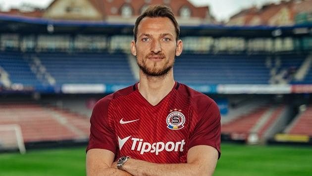 Libor Kozák oblékl rudý dres Sparty. Libor Kozák oblékl rudý dres Sparty.
