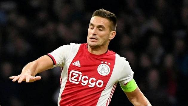 Kapitán Ajaxu Amsterdam Dušan Tadič během úvodního kola nového ročníku Ligy mistrů proti Lille Kapitán Ajaxu Amsterdam Dušan Tadič během úvodního kola nového ročníku Ligy mistrů proti Lille