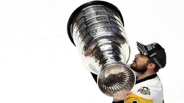 Chris Kunitz v dresu Pittsburghu v roce 2017, kdy už počtvrté v kariéře vyhrál Stanleyův pohár. Chris Kunitz v dresu Pittsburghu v roce 2017, kdy už počtvrté v kariéře vyhrál Stanleyův pohár.