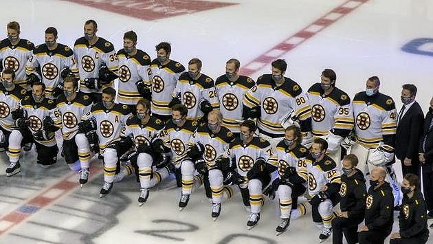David Pastrňák (88) při focení bostonského týmu před utkáním s Columbusem. David Pastrňák (88) při focení bostonského týmu před utkáním s Columbusem.