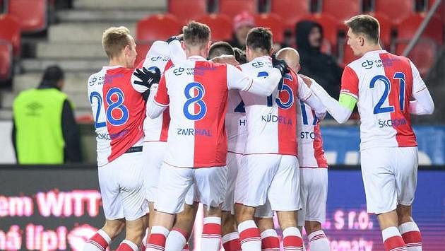 Fotbalisté Slavie oslavují jediný gól v utkání proti Bohemians. Fotbalisté Slavie oslavují jediný gól v utkání proti Bohemians.