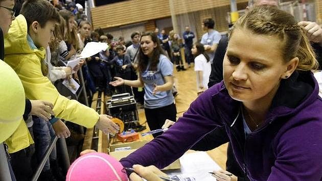 Lucie Šafářová (vpravo) se podepisuje na charitativní exhibici v Brně. Lucie Šafářová (vpravo) se podepisuje na charitativní exhibici v Brně.