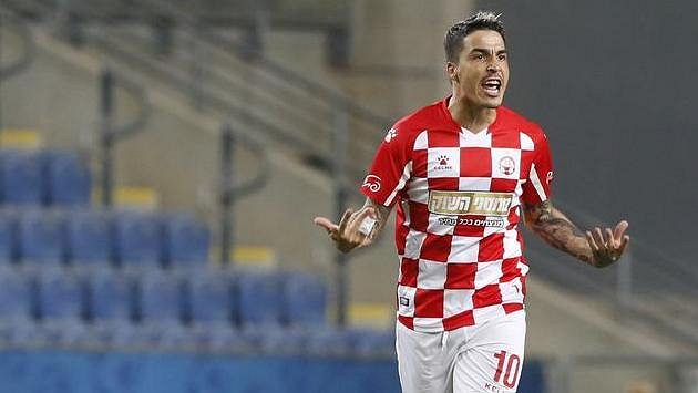 Josué z Beer Ševy po proměněné penaltě proti Plzni. Josué z Beer Ševy po proměněné penaltě proti Plzni.