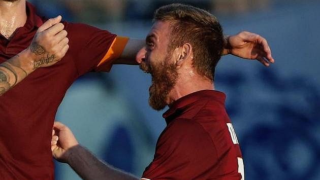 Daniele De Rossi si kvůli zranění lýtka zhruba měsíc nezahraje. Daniele De Rossi si kvůli zranění lýtka zhruba měsíc nezahraje.