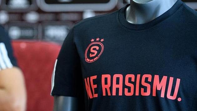 Sparta Praha reaguje na problém projevů na stadionech mottem Ne rasismu. Sparta Praha reaguje na problém projevů na stadionech mottem Ne rasismu.