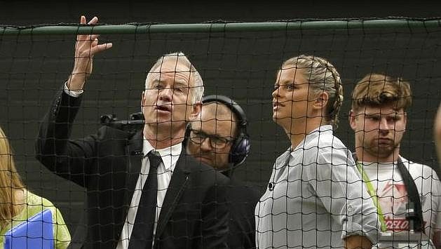 John McEnroe a Kim Clijstersová při Wimbledonu. John McEnroe a Kim Clijstersová při Wimbledonu.