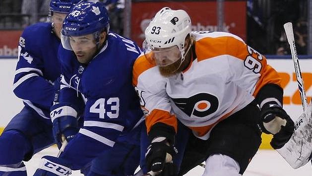 Jakub Voráček z Philadelphie (vpravo) a Nazem Kadri z Toronta. Jakub Voráček z Philadelphie (vpravo) a Nazem Kadri z Toronta.
