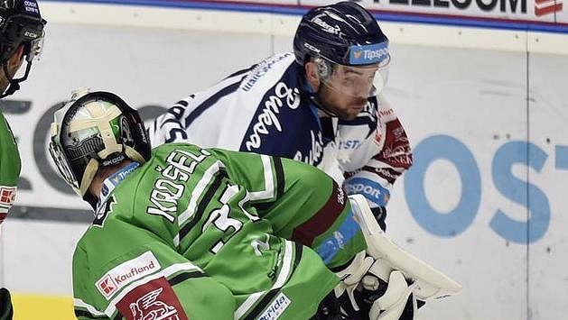 Utkání 23. kola hokejové extraligy: HC Vítkovice Ridera - BK Mladá Boleslav, 28. listopadu 2019 v Ostravě. Zleva Mitchell Fillman a brankář Gašper Krošeljz Mladé Boleslavi a Roberts Bukarts z Vítkovic. Utkání 23. kola hokejové extraligy: HC Vítkovice Ridera - BK Mladá Boleslav, 28. listopadu 2019 v Ostravě. Zleva Mitchell Fillman a brankář Gašper Krošeljz Mladé Boleslavi a Roberts Bukarts z Vítkovic.