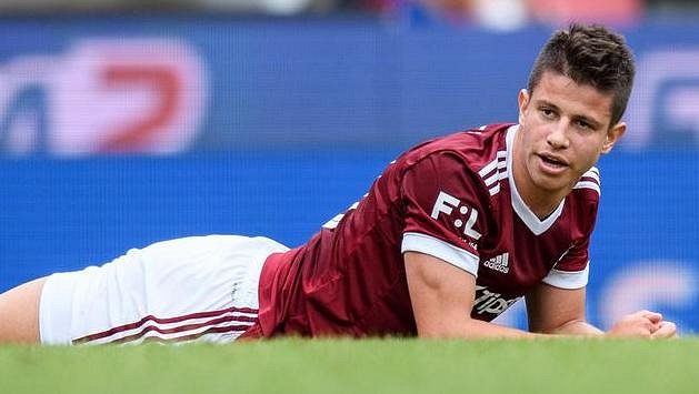Adam Hložek ze Sparty Praha v poloze ležícího střelce... Adam Hložek ze Sparty Praha v poloze ležícího střelce...