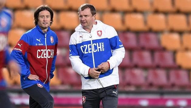 Záložník Tomáš Rosický a trenér Pavel Vrba během tréninku české fotbalové reprezentace. Záložník Tomáš Rosický a trenér Pavel Vrba během tréninku české fotbalové reprezentace.