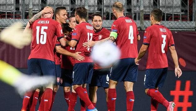 Fotbalisté české reprezentace oslavují Peškův gól na 1:0 během utkáním Ligy národů se Skotskem. Fotbalisté české reprezentace oslavují Peškův gól na 1:0 během utkáním Ligy národů se Skotskem.