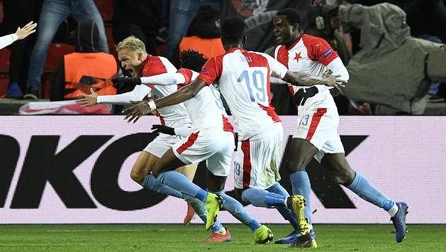 Hráči Slavie se radují z rozhodujícího gólu Hráči Slavie se radují z rozhodujícího gólu