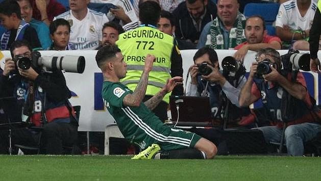 Antonio Sanabria z Betisu slaví gól do sítě Realu - archivní snímek. Antonio Sanabria z Betisu slaví gól do sítě Realu - archivní snímek.