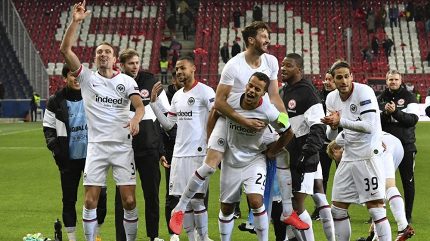 Frankfurt si v odloženém duelu EL v Salcburku zajistil postup