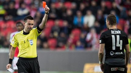 Bizarní červená. Fotbalista zastavil únik soupeře vskutku originálním způsobem
