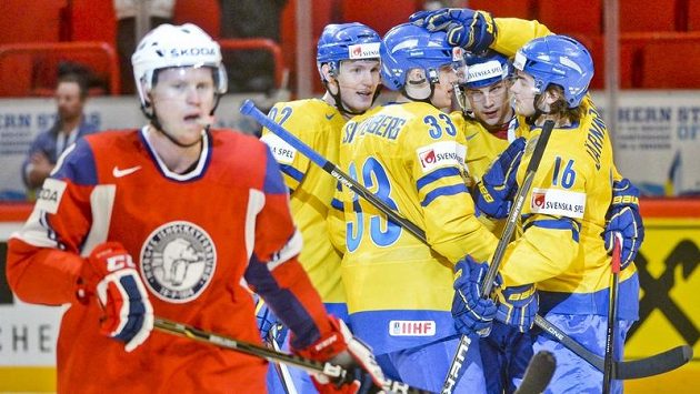 Hokejisté Švédska se radují po jedné z branek do norské sítě.