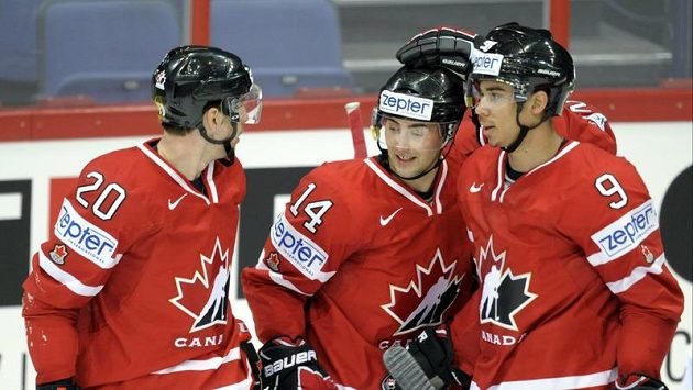 Hokejisté Kanady se radují z branky.