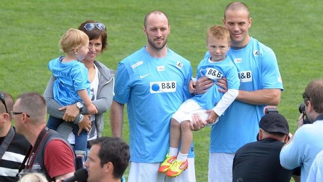 Třetí ročník Slovácké benefice. Na snímku Kateřina Rachůnková s dětmi Kateřinou (vlevo) a Matějem, Ivan Rachůnek (uprostřed) a Tomáš Rachůnek. Třetí ročník Slovácké benefice. Na snímku Kateřina Rachůnková s dětmi Kateřinou (vlevo) a Matějem, Ivan Rachůnek (uprostřed) a Tomáš Rachůnek.