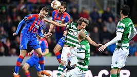 Maskovaní chuligáni se blíží k centru Sportingu Lisabon. Maskovaní chuligáni se blíží k centru Sportingu Lisabon.